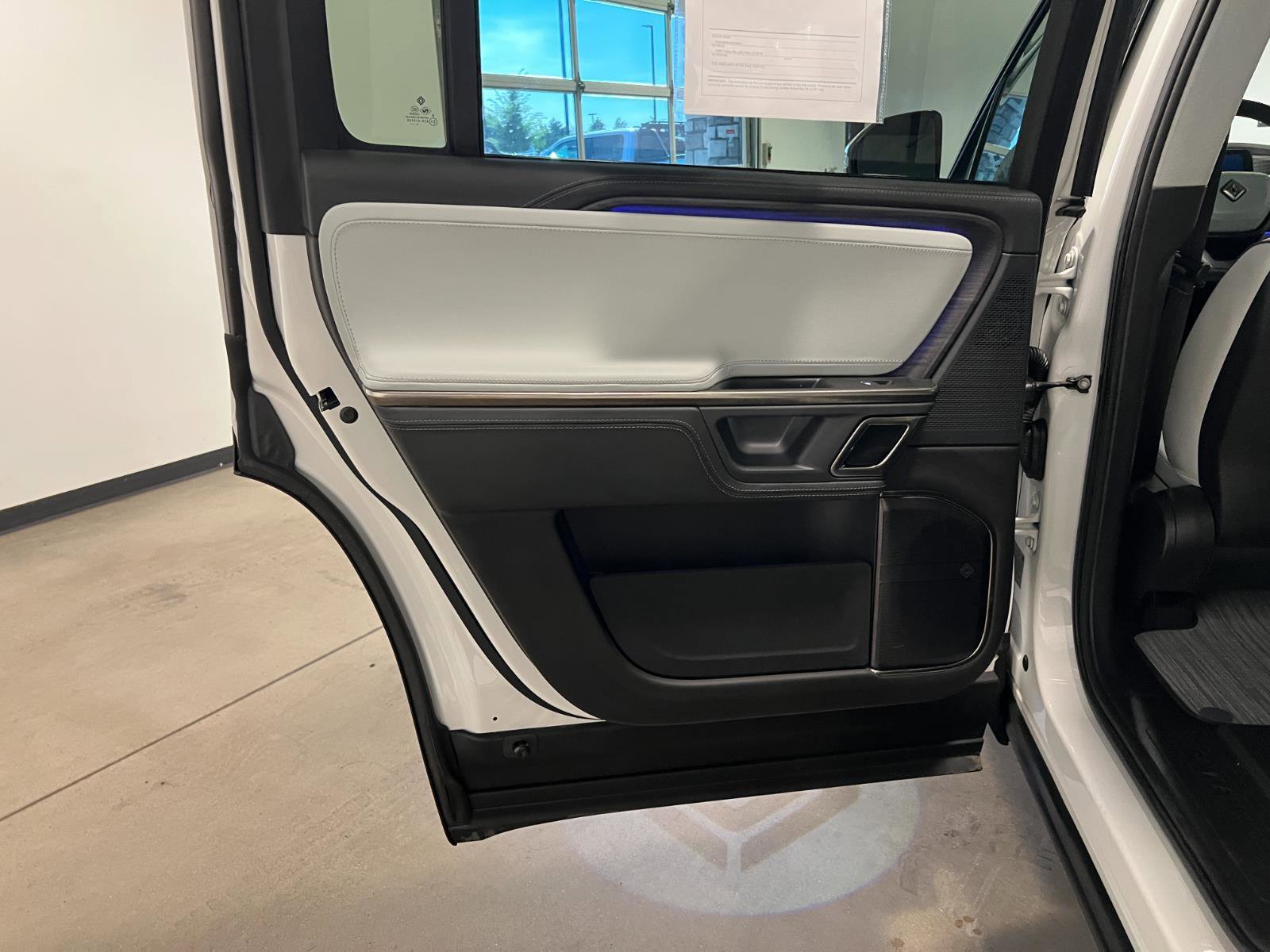 Used 2024 Rivian R1S Adventure AWD/4WD image 31