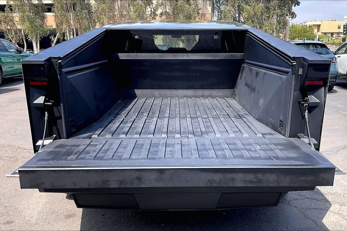 Used 2025 Tesla Cybertruck AWD Crew Cab image 29