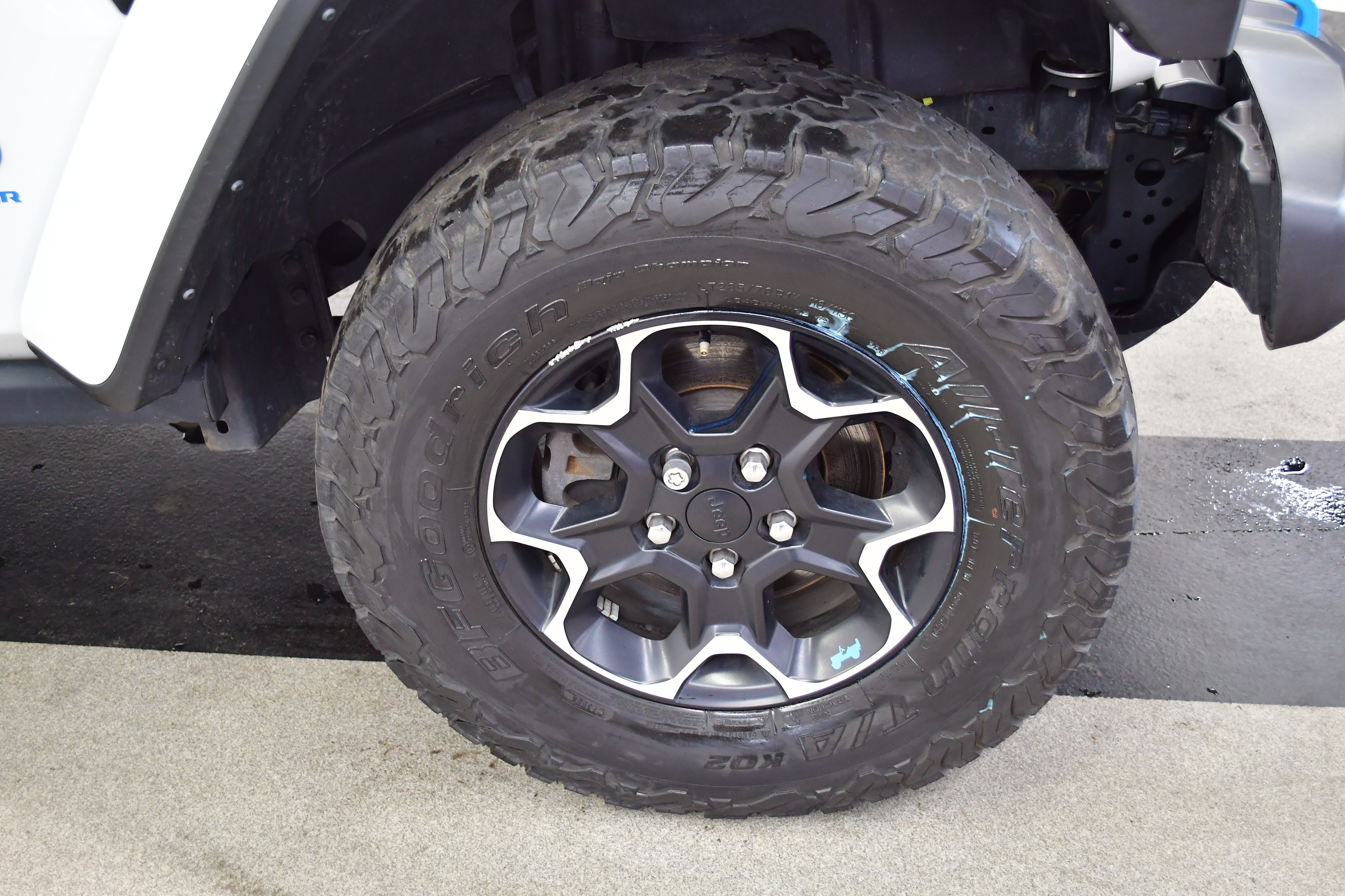 Used 2023 Jeep Wrangler Unlimited Rubicon 4xe w/ Cold Weather Group AWD/4WD image 36