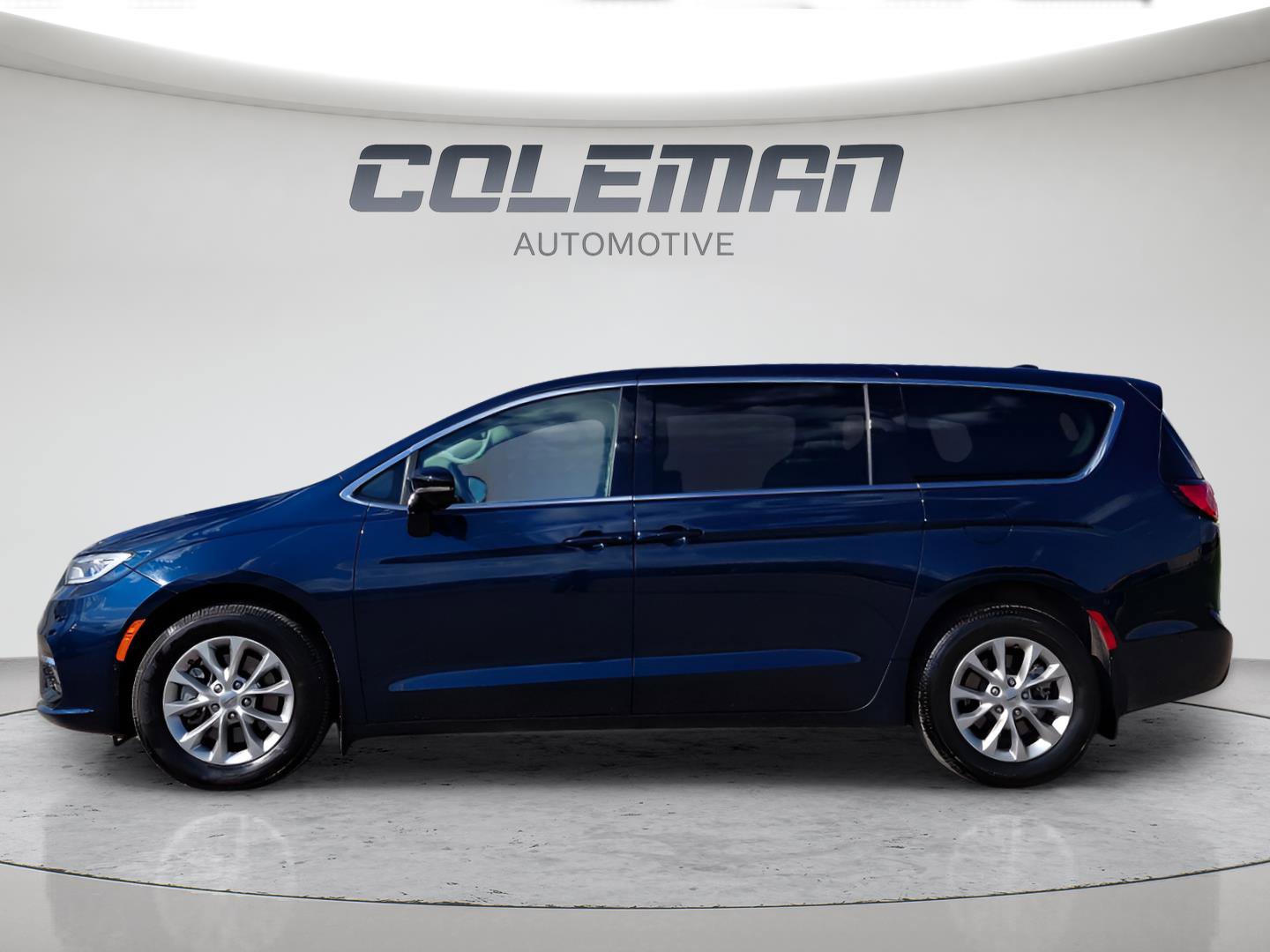 Used 2024 Chrysler Pacifica Touring-L AWD/4WD image 2