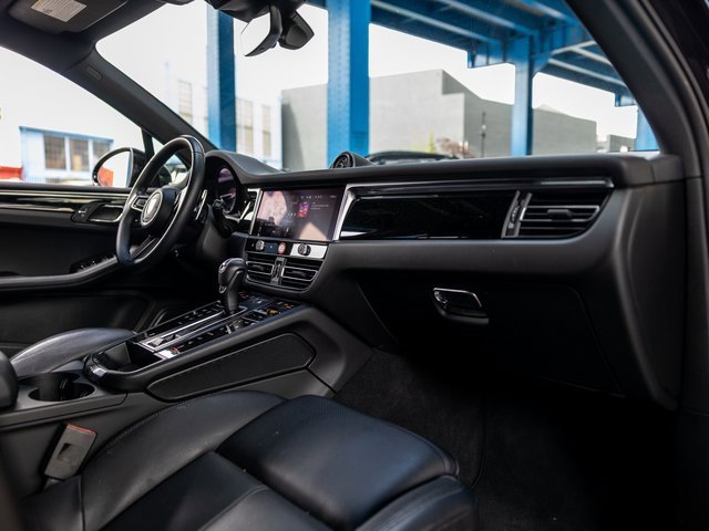 Certified 2025 Porsche Macan image 32