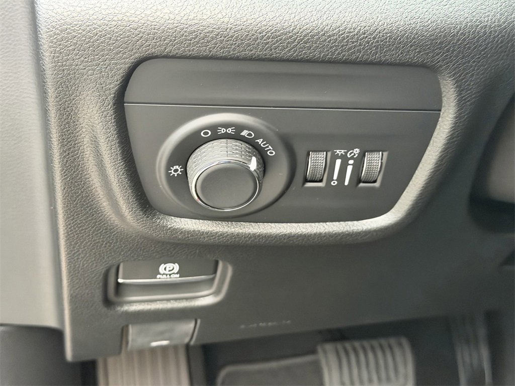 New 2025 Jeep Grand Cherokee L Laredo image 13