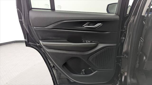 Used 2024 Jeep Grand Cherokee Laredo RWD image 17