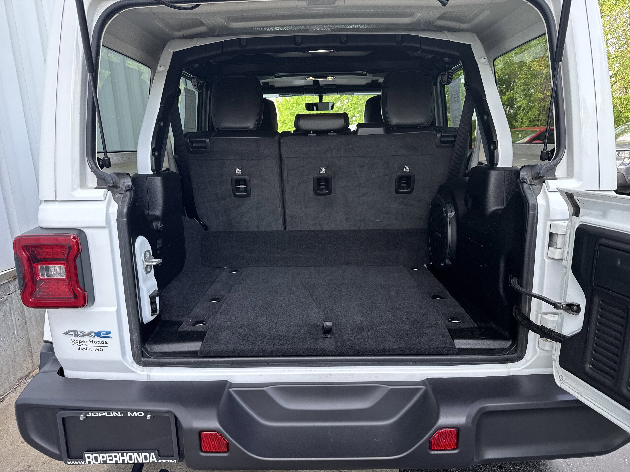 Used 2021 Jeep Wrangler Sahara w/ Cold Weather Group image 9