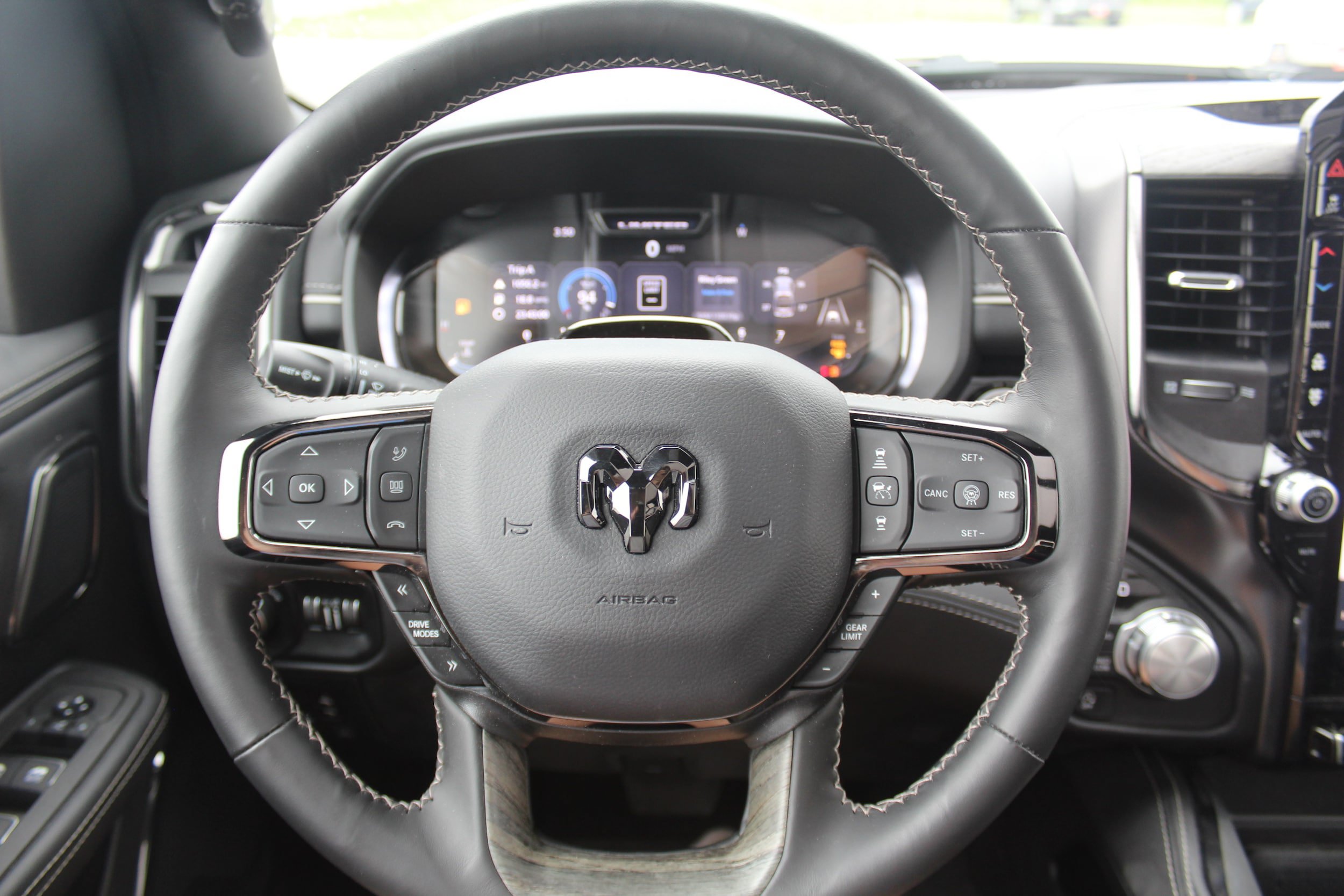 Used 2025 RAM 1500 Limited AWD/4WD image 9