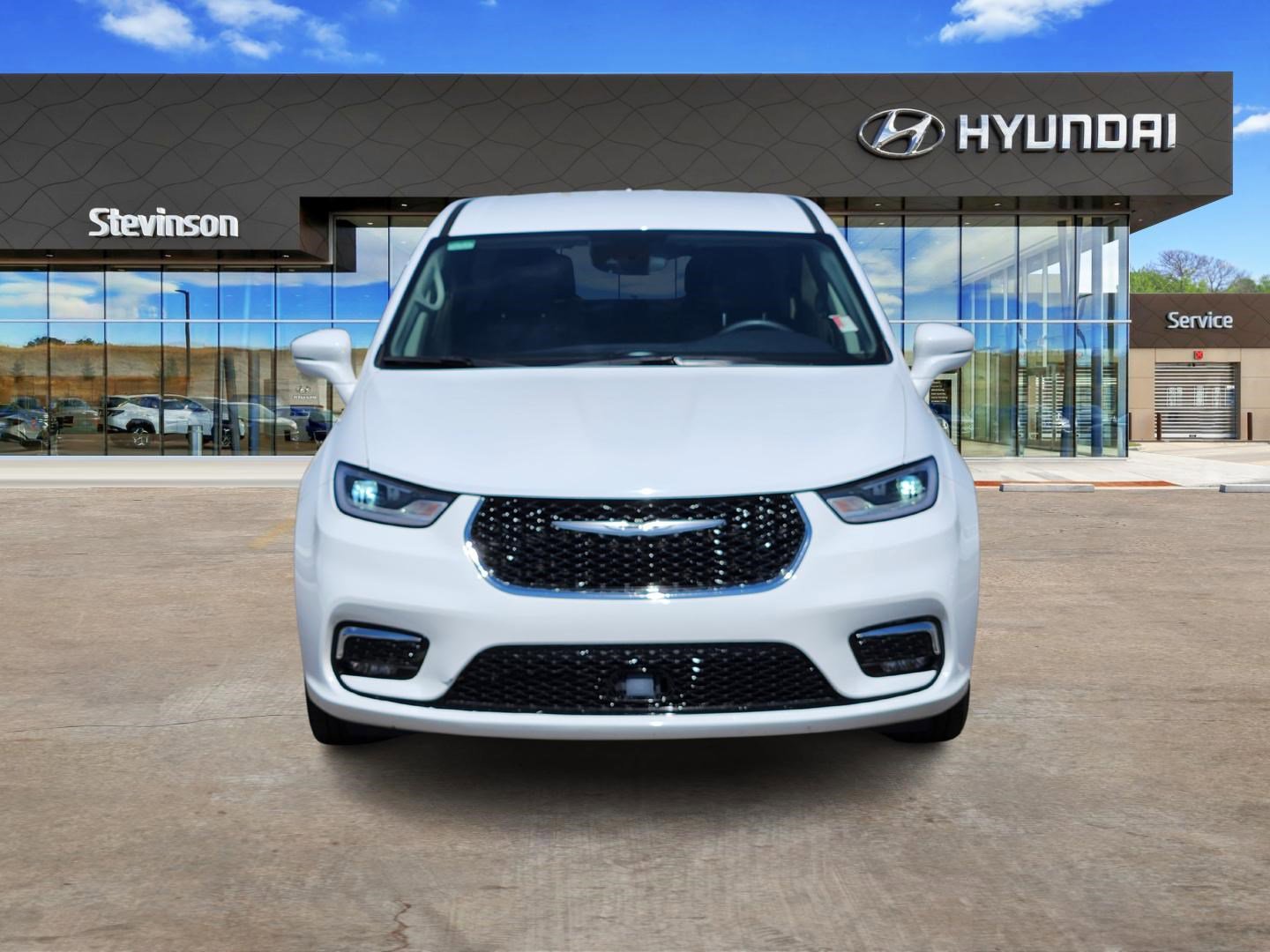 Used 2022 Chrysler Pacifica Touring-L image 6