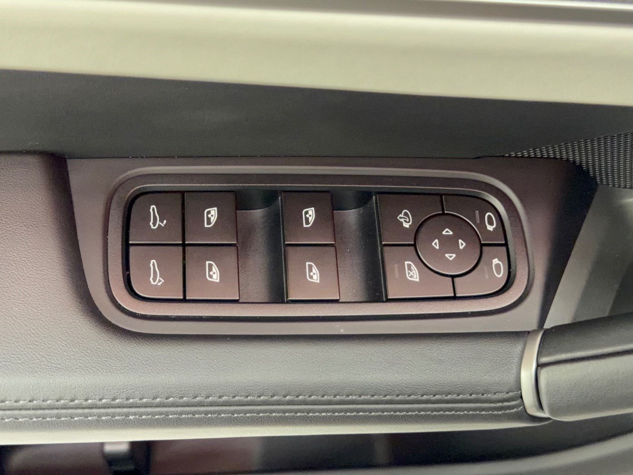 Certified 2025 Porsche Cayenne S AWD/4WD image 15