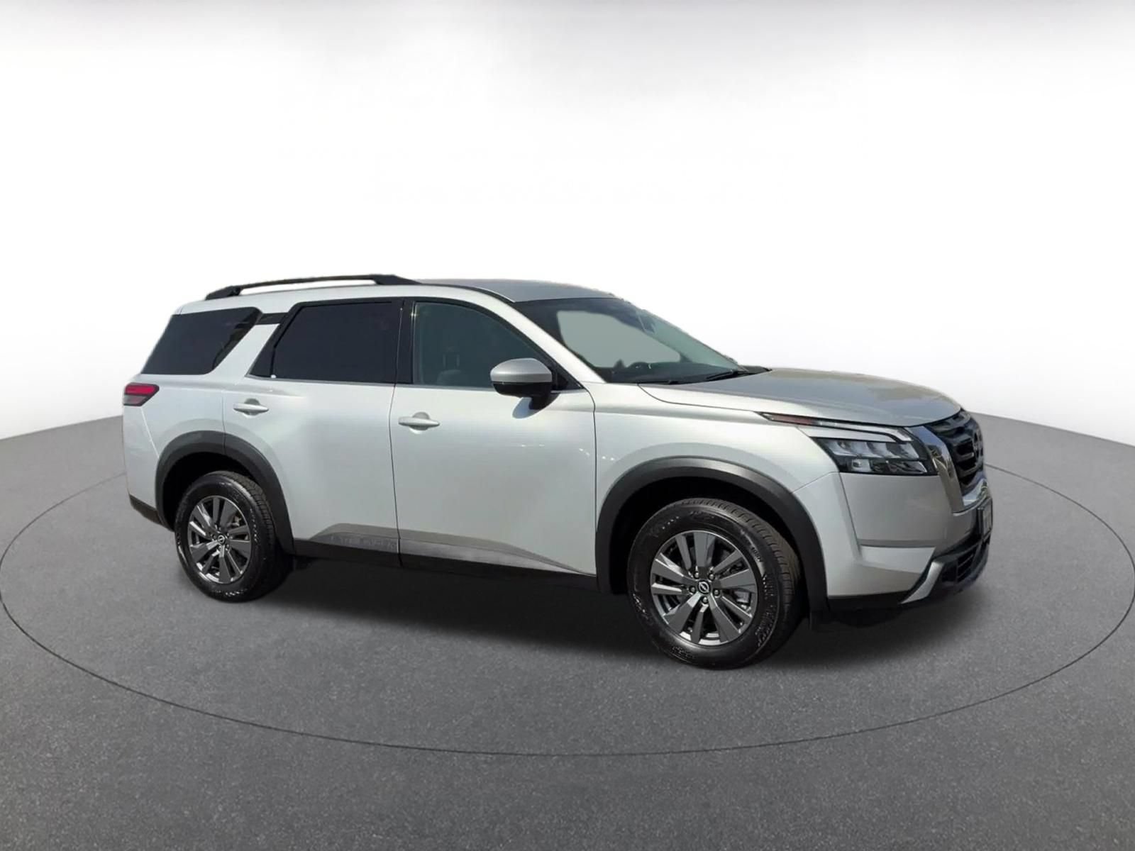 Used 2025 Nissan Pathfinder SV AWD/4WD image 2