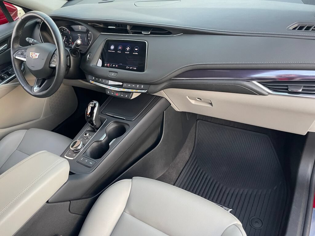 Used 2023 Cadillac XT4 Luxury w/ Cold Weather Package FWD image 30
