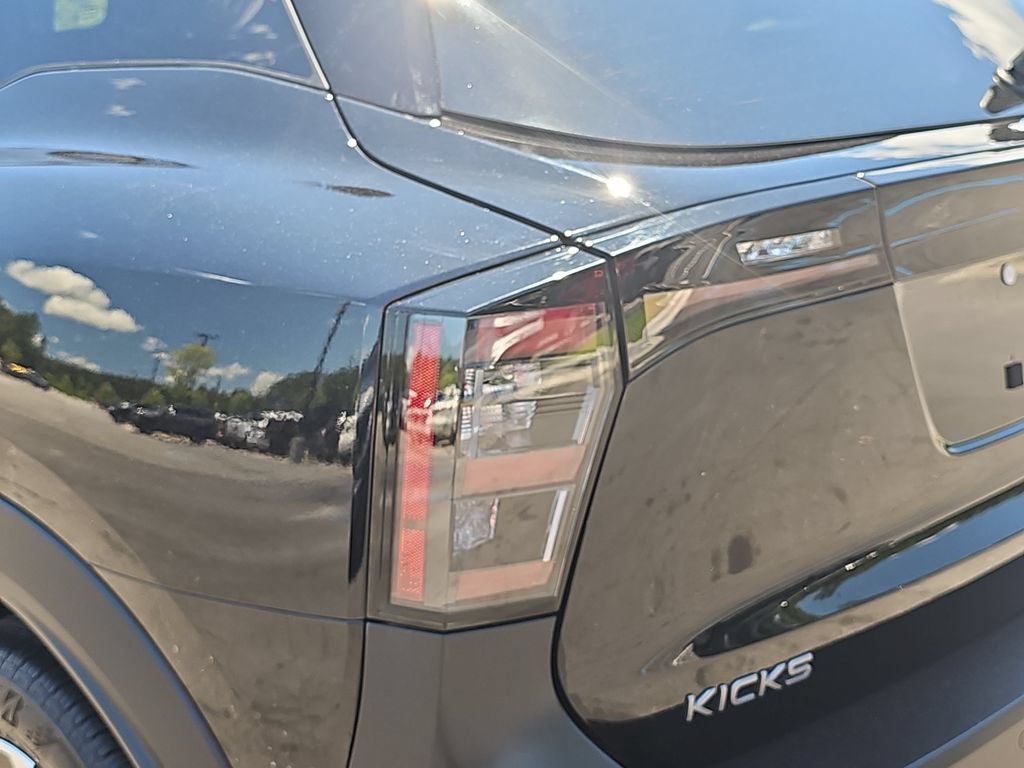 Used 2025 Nissan Kicks SR FWD image 32