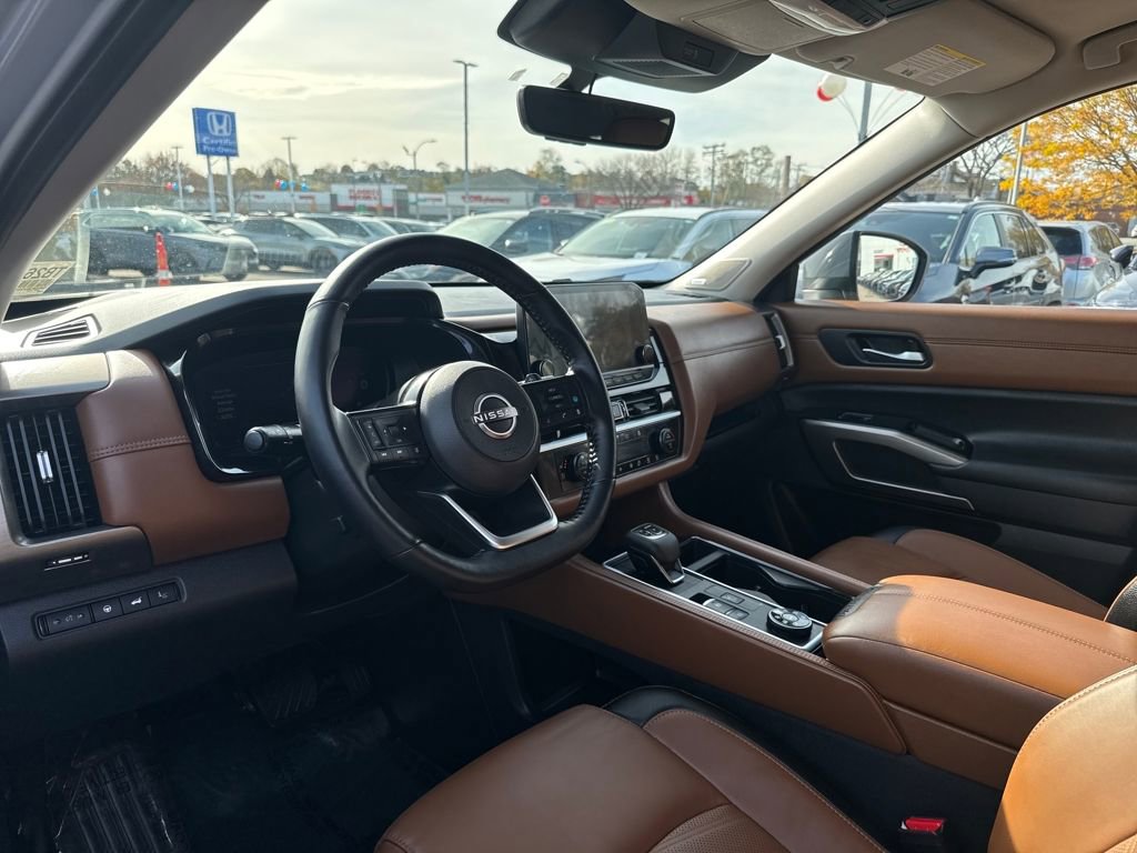 Used 2025 Nissan Pathfinder Platinum w/ Cargo Package image 16