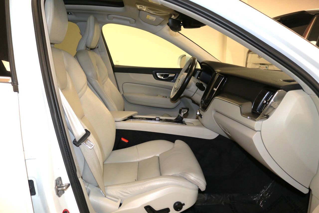 Used 2019 Volvo XC60 T5 Momentum w/ Premium Package AWD/4WD image 17