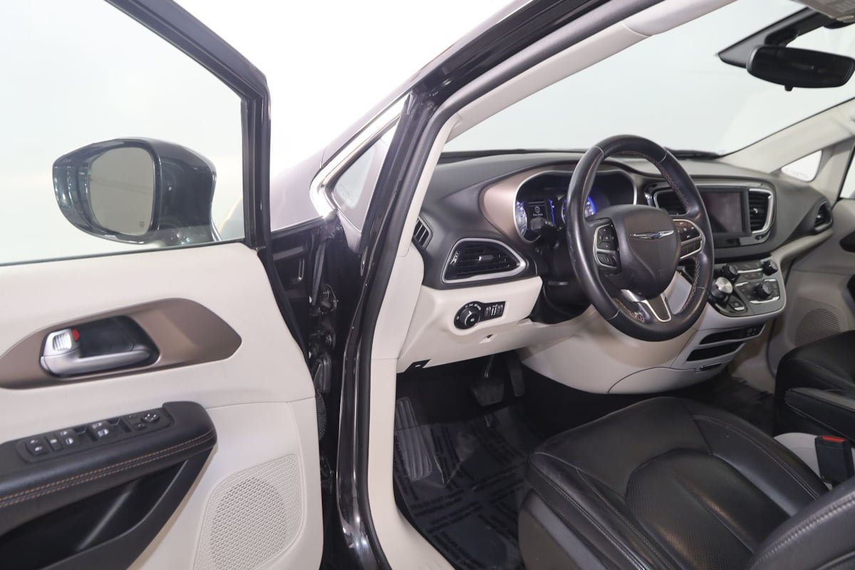 Used 2018 Chrysler Pacifica Touring-L FWD image 43