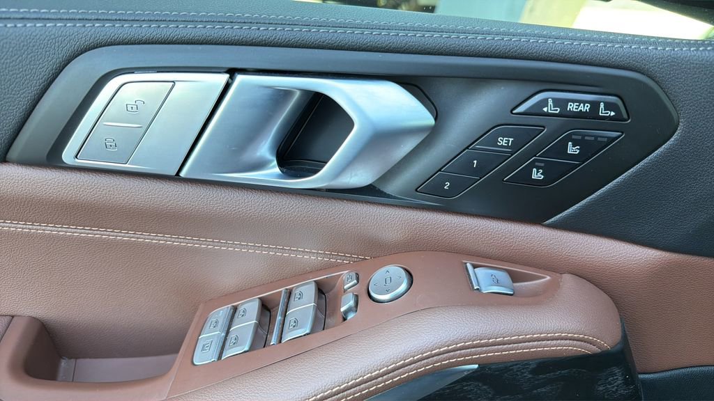 Used 2021 BMW X7 xDrive40i w/ Premium Package image 27