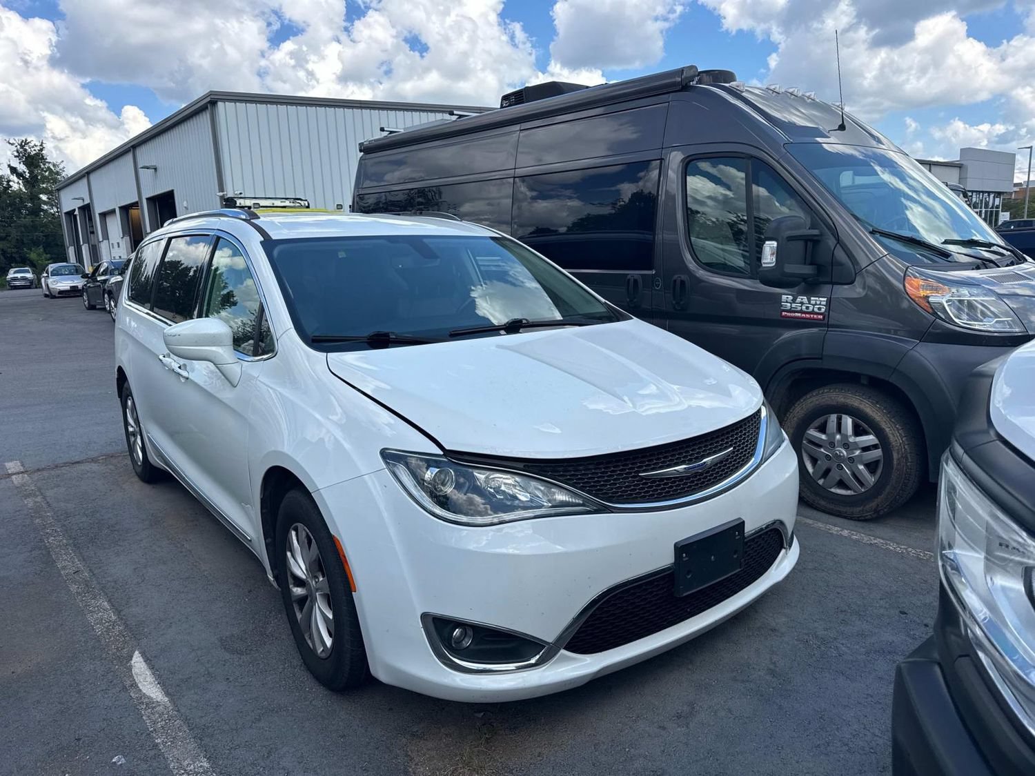 Used 2019 Chrysler Pacifica Touring-L FWD image 2