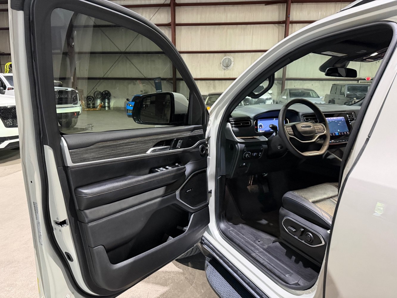 Used 2022 Jeep Wagoneer Series III RWD image 12