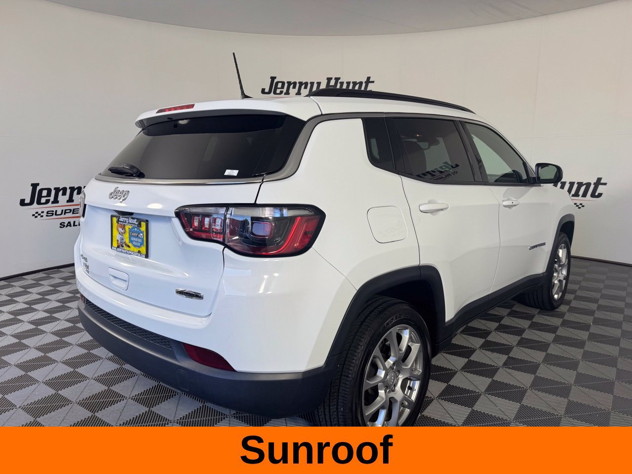 Used 2023 Jeep Compass Latitude w/ Sun and Sound Group AWD/4WD image 7