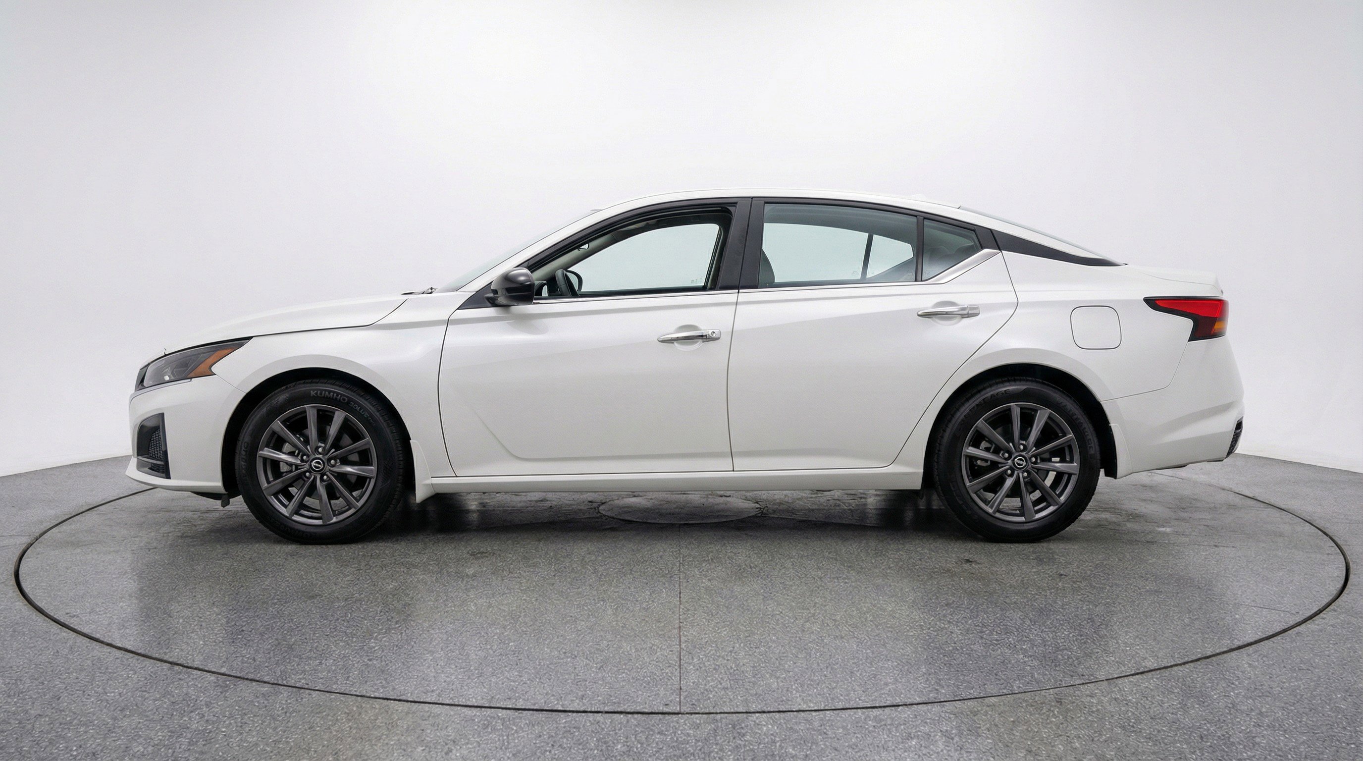 Used 2025 Nissan Altima 2.5 SV FWD image 5