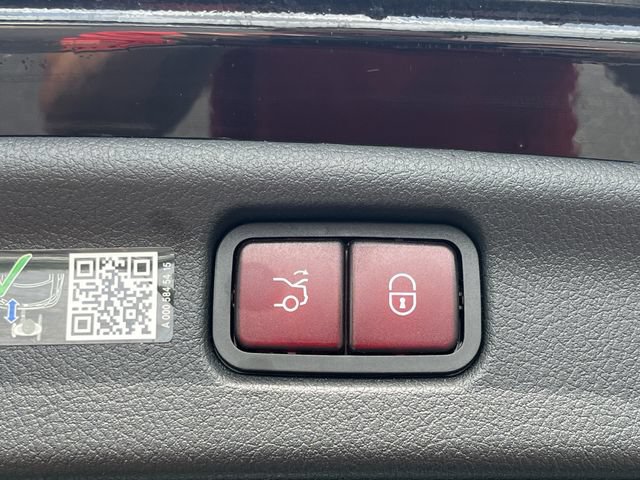 Used 2025 Mercedes-Benz C 300 4MATIC Sedan image 25