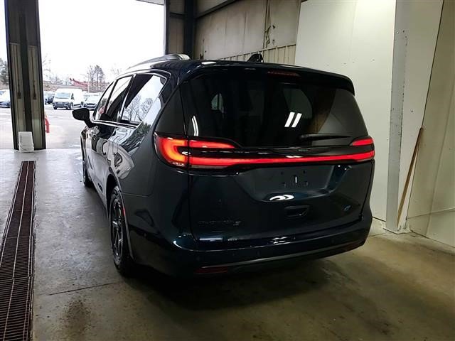 Used 2024 Chrysler Pacifica Premium image 4