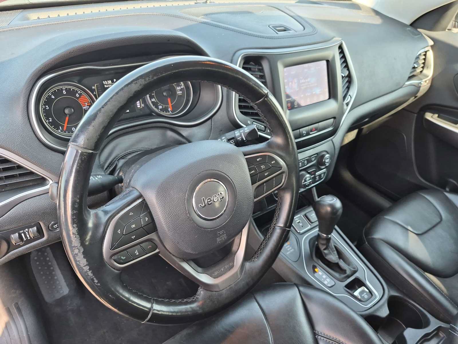 Used 2019 Jeep Cherokee Latitude Plus w/ Comfort/Convenience Group AWD/4WD image 2