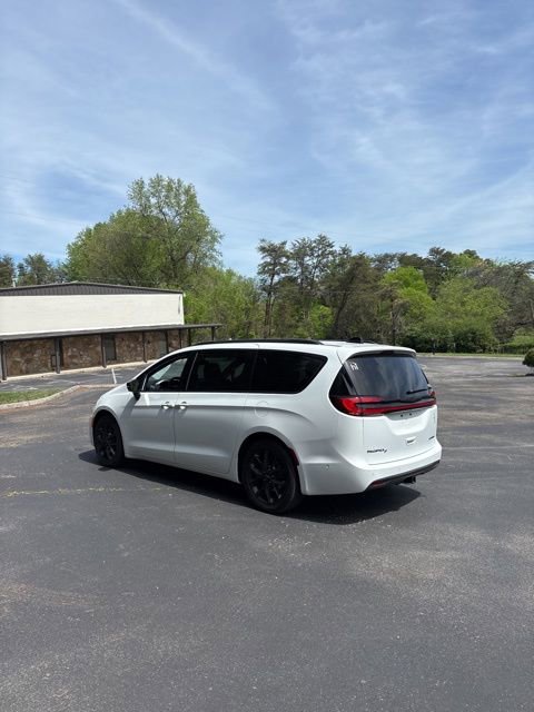 Used 2024 Chrysler Pacifica Limited w/ S Appearance Package image 10