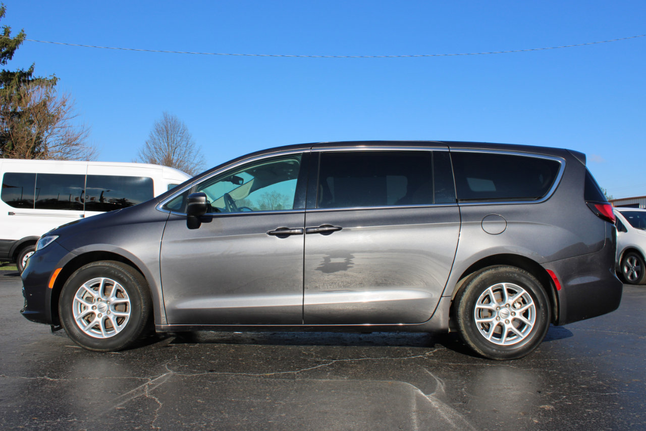 Used 2023 Chrysler Pacifica Touring-L image 11