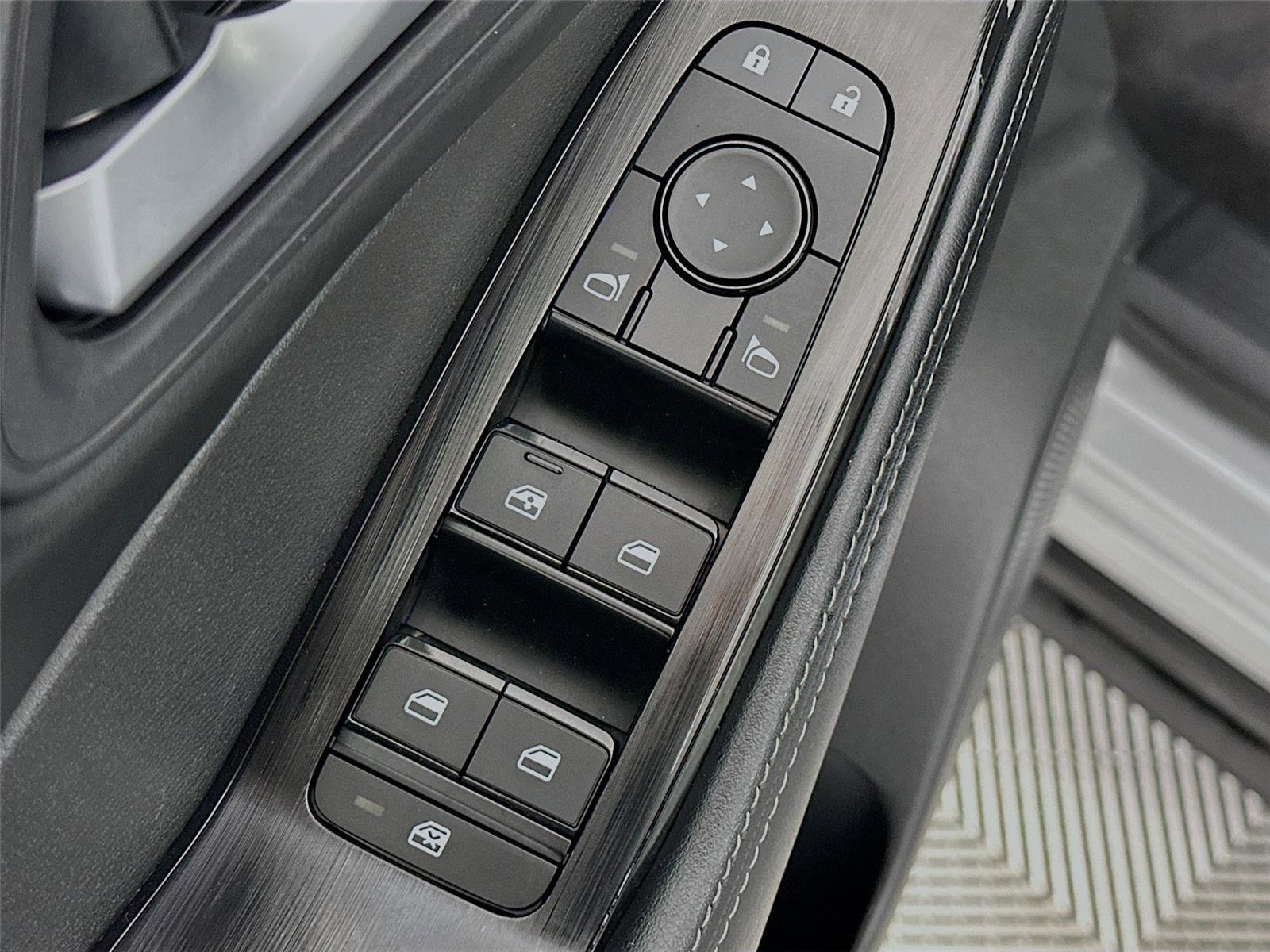 Used 2024 Nissan Rogue SV image 18