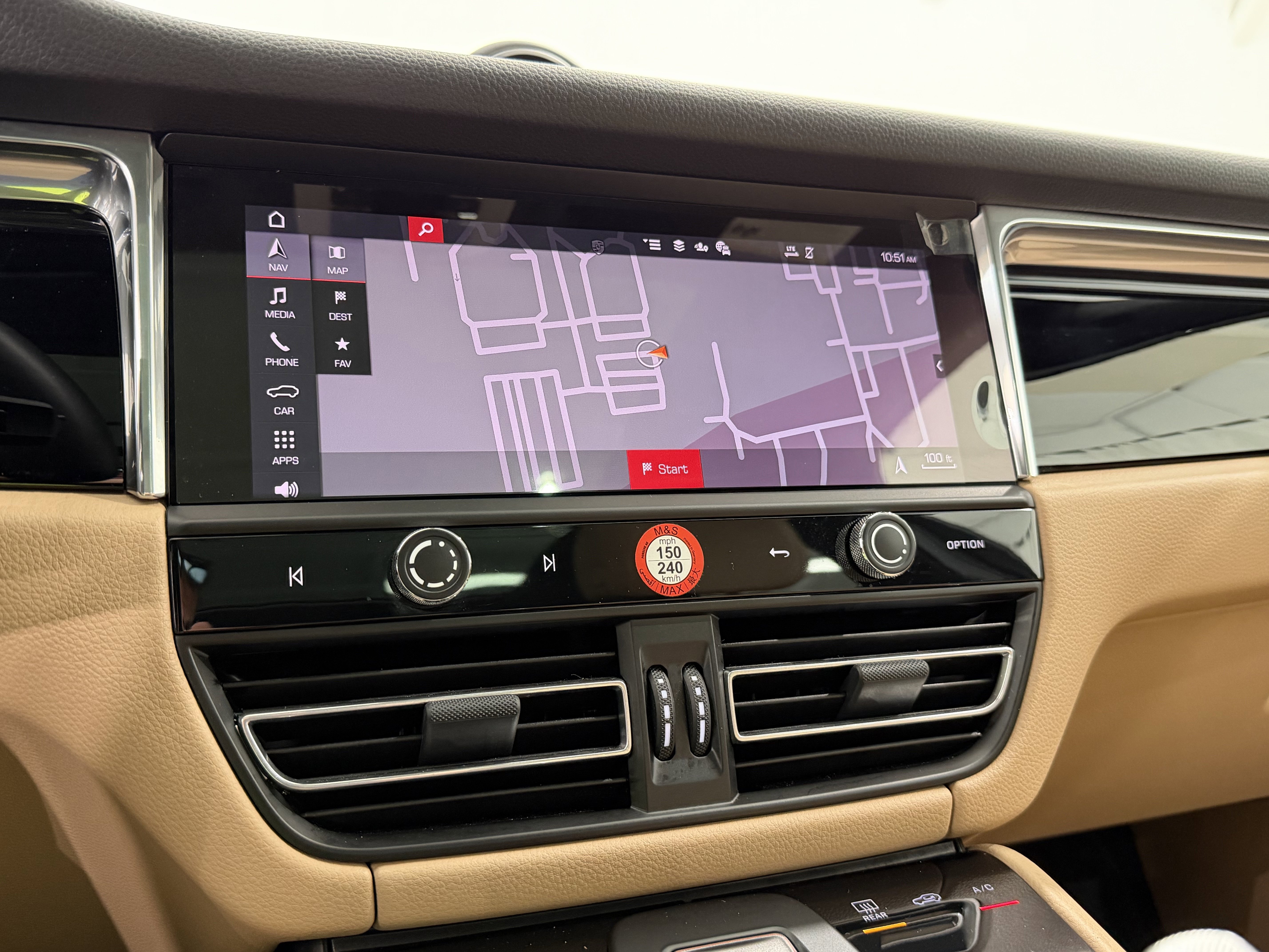 Certified 2025 Porsche Macan image 38