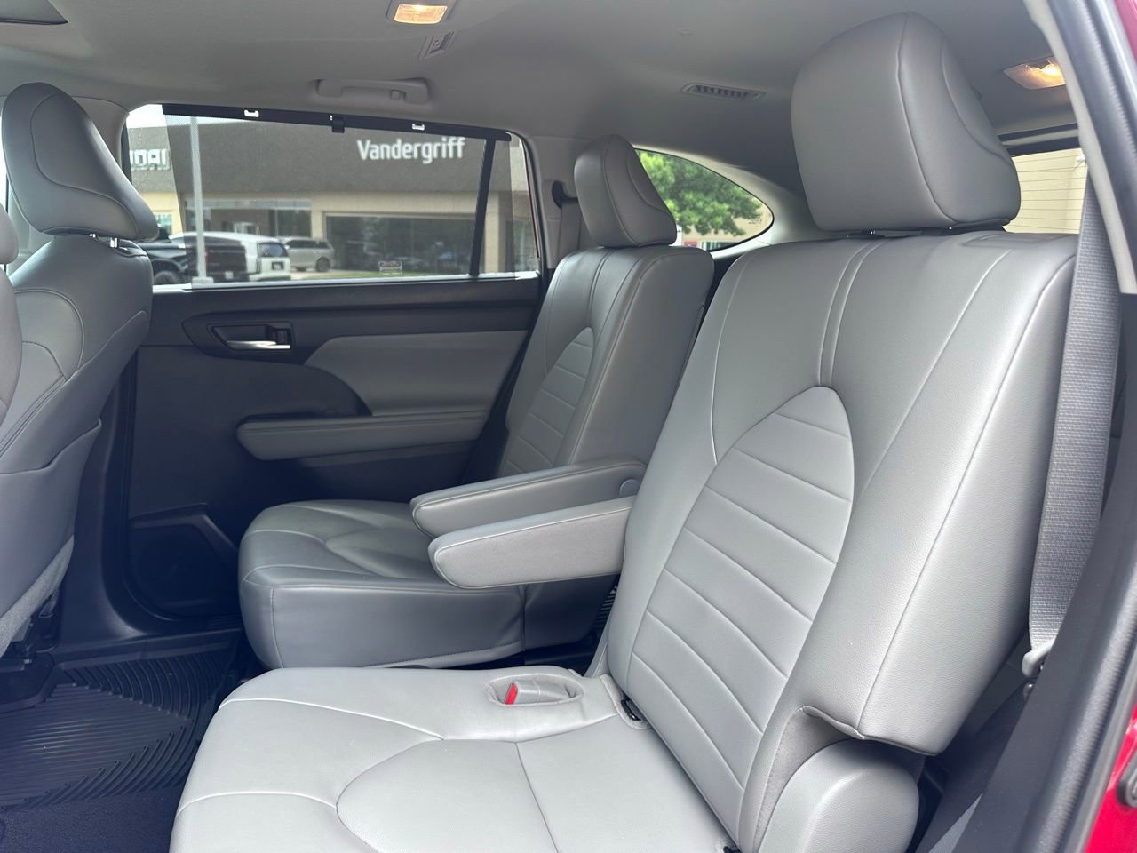 Used 2022 Toyota Highlander XLE image 18