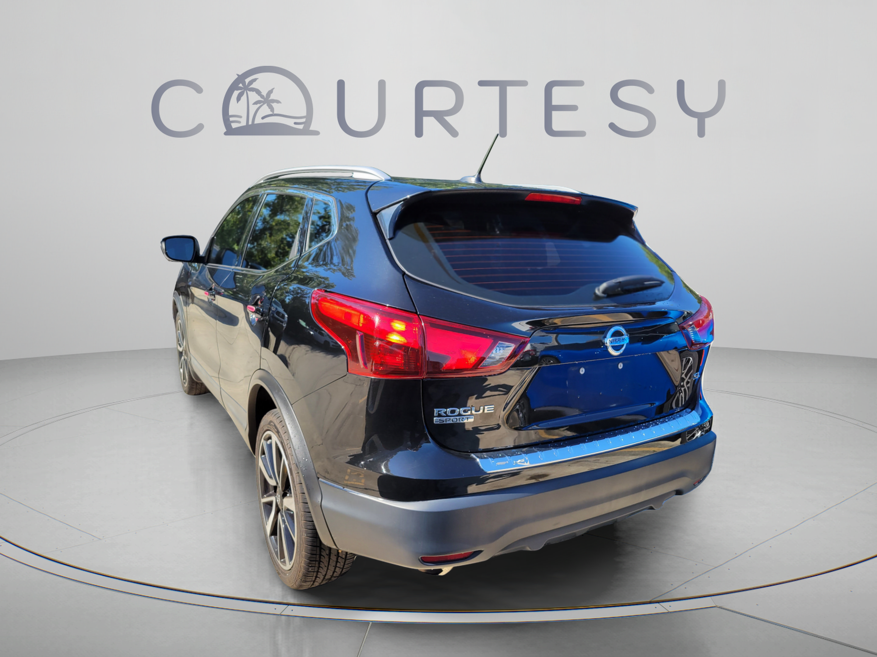Used 2018 Nissan Rogue Sport SL FWD image 2