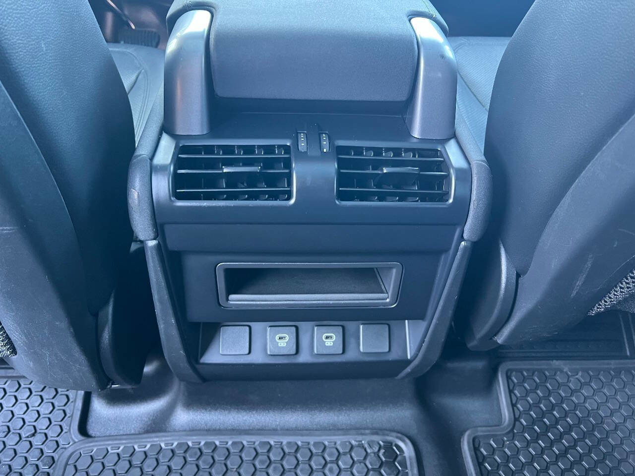 Used 2023 Land Rover Defender 110 SE image 17