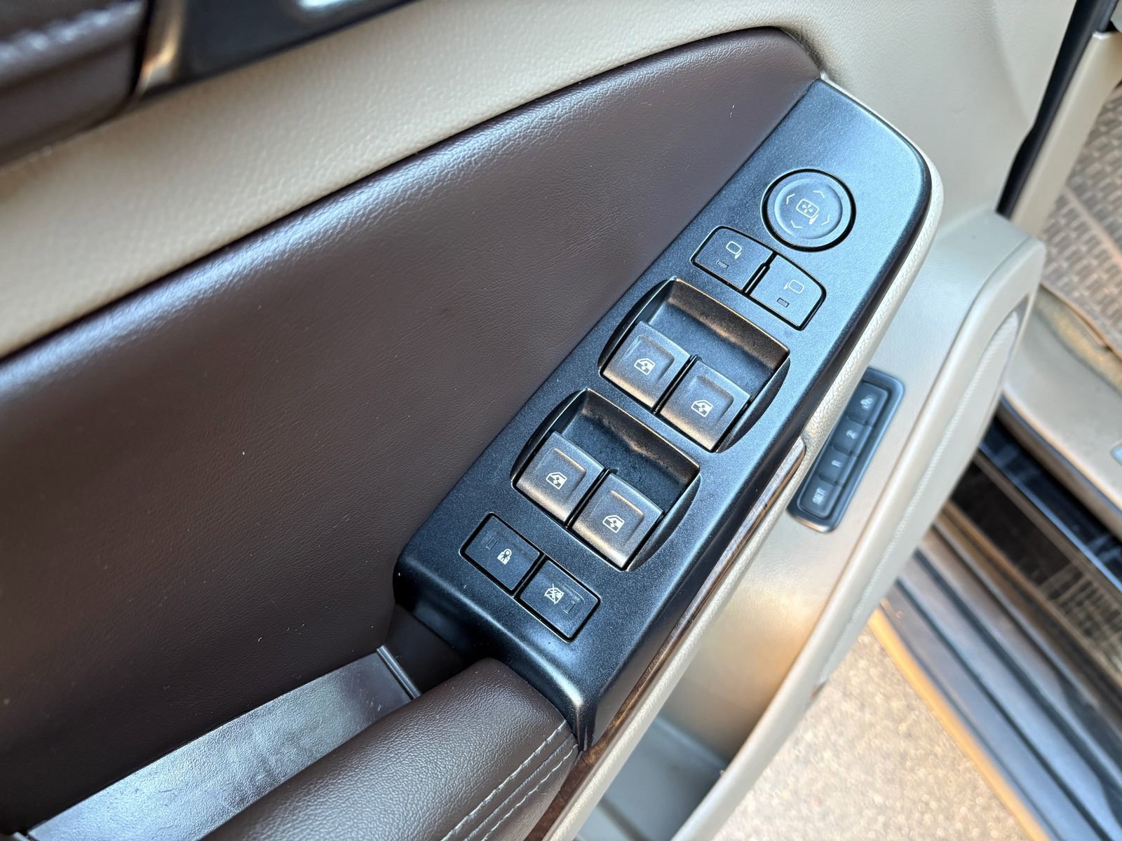 Used 2018 Chevrolet Suburban LT image 15