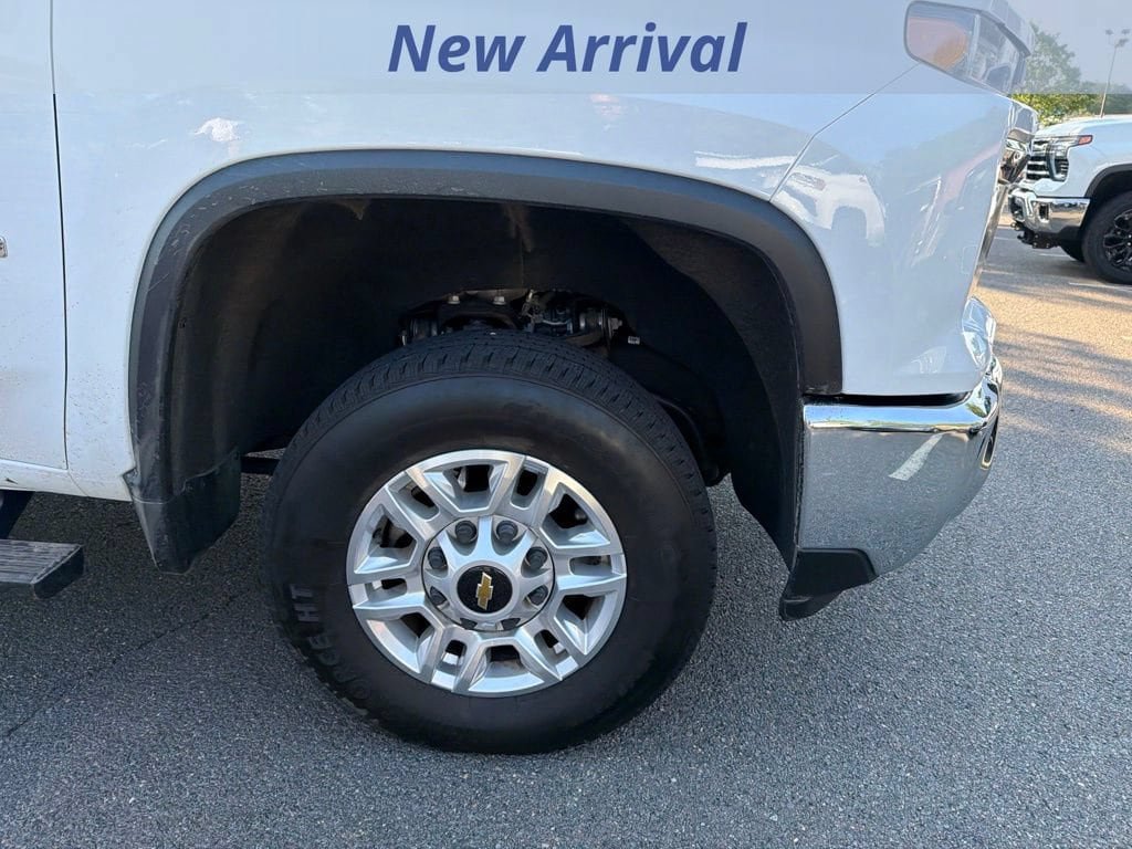 Used 2024 Chevrolet Silverado 2500 LT w/ Convenience Package AWD/4WD image 3