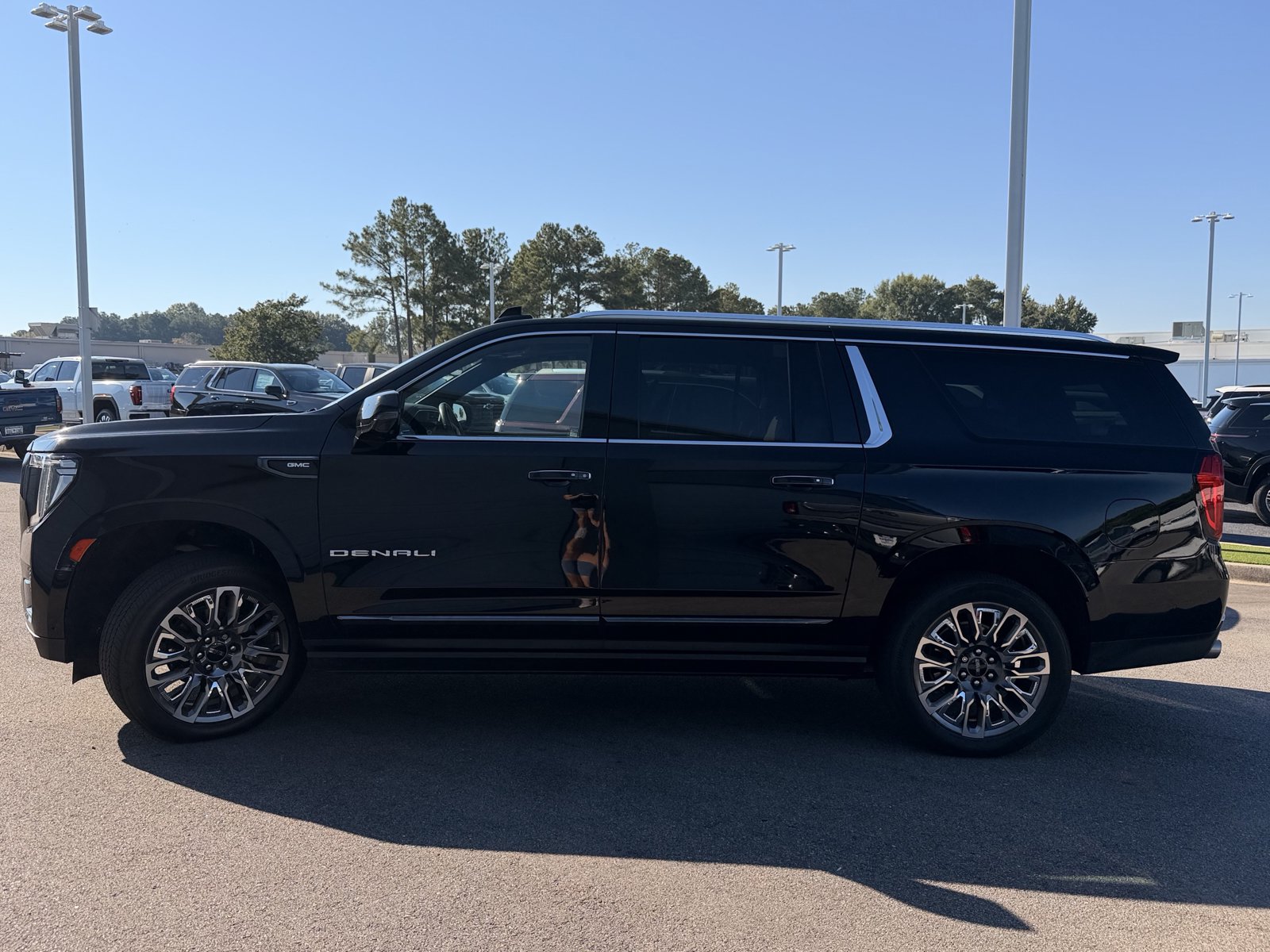 Used 2023 GMC Yukon XL Denali Ultimate AWD/4WD image 9