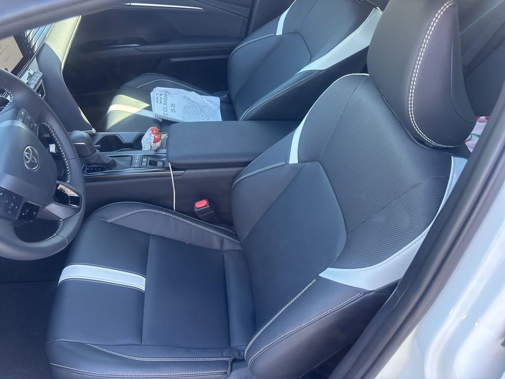 Used 2025 Toyota Camry SE w/ Convenience Package image 5