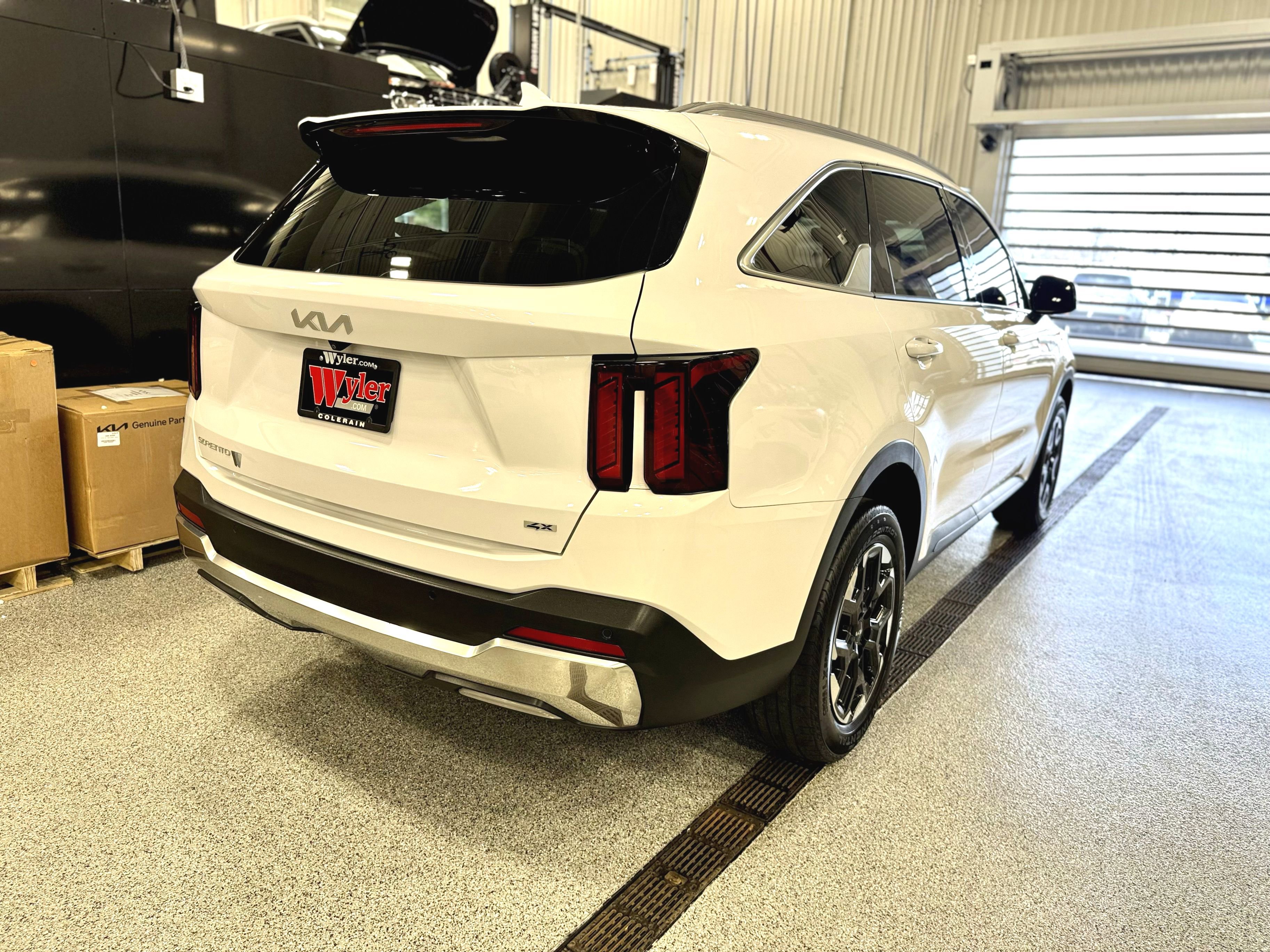 Used 2024 Kia Sorento S image 3