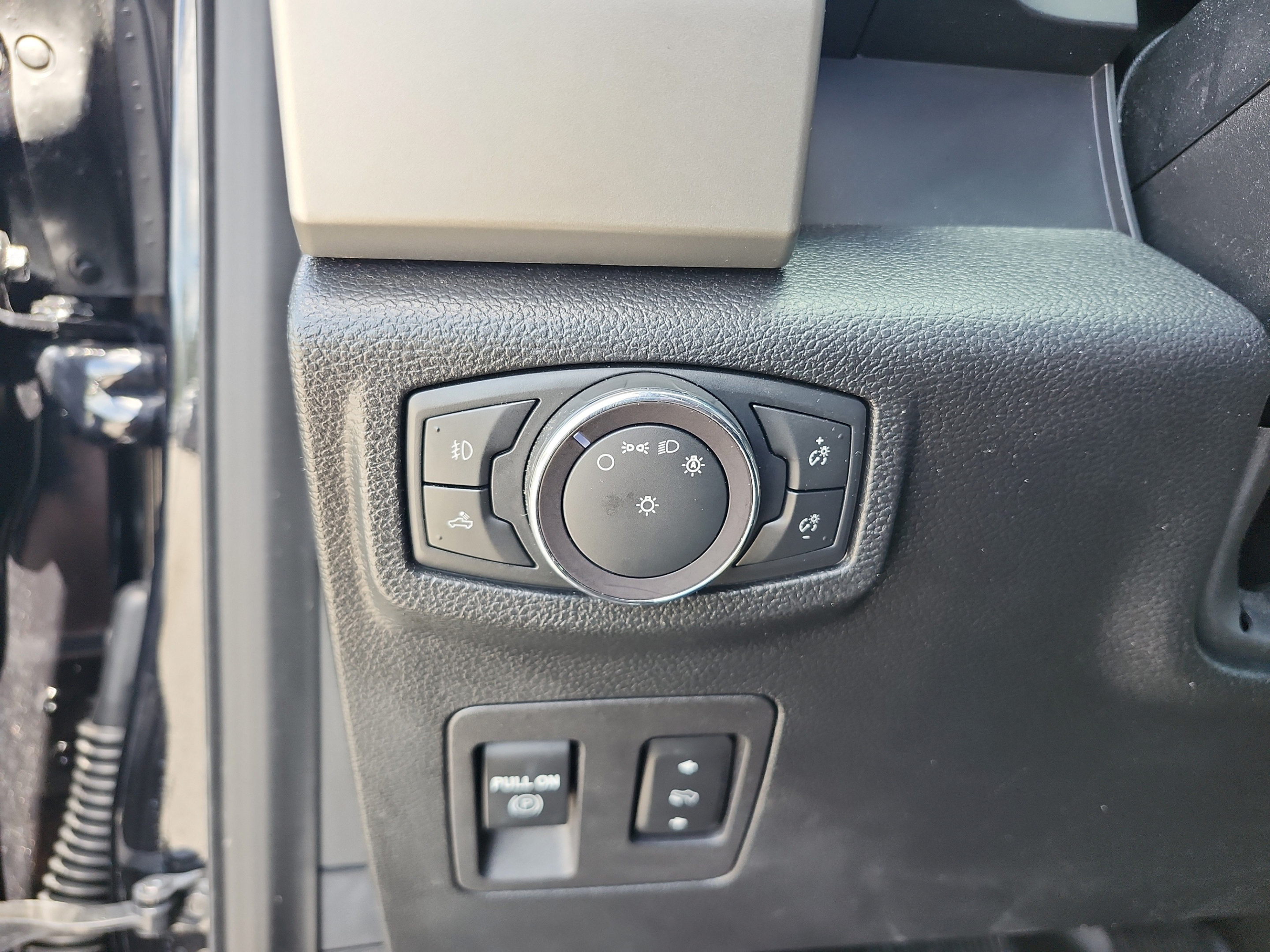 Used 2019 Ford F150 Lariat w/ Trailer Tow Package RWD image 14