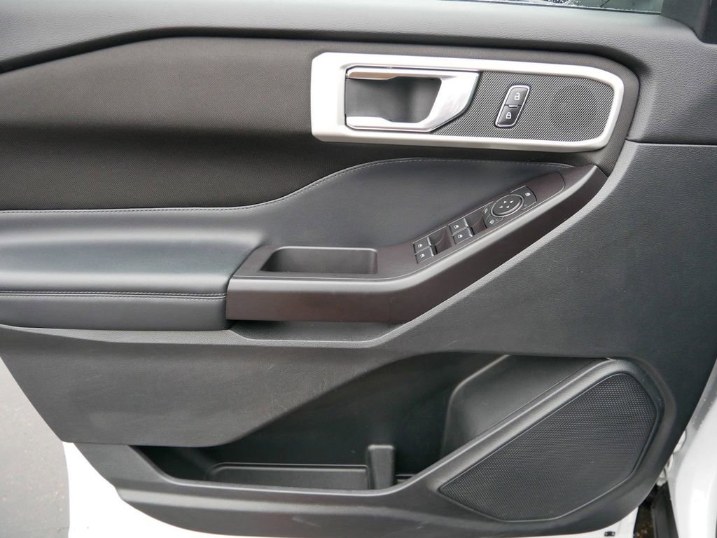 Used 2020 Ford Explorer XLT w/ Comfort Package image 9