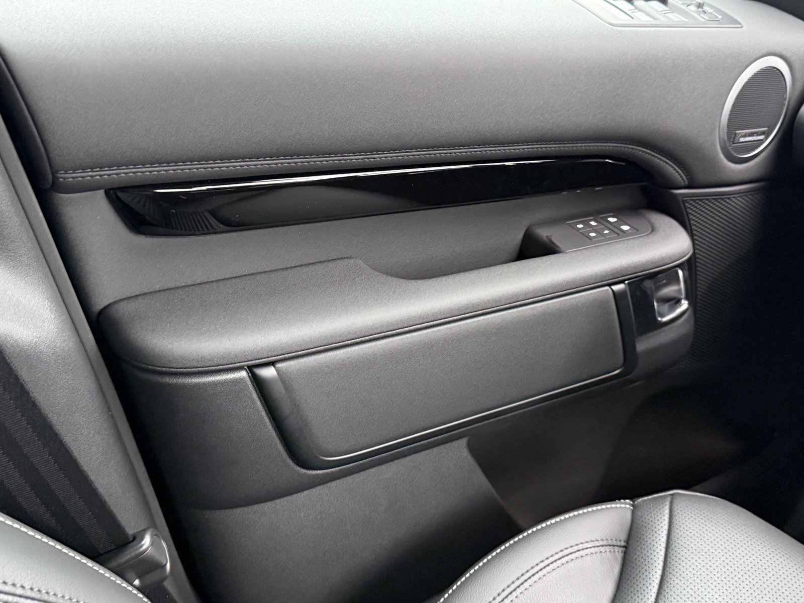 New 2026 Land Rover Discovery S AWD/4WD image 40