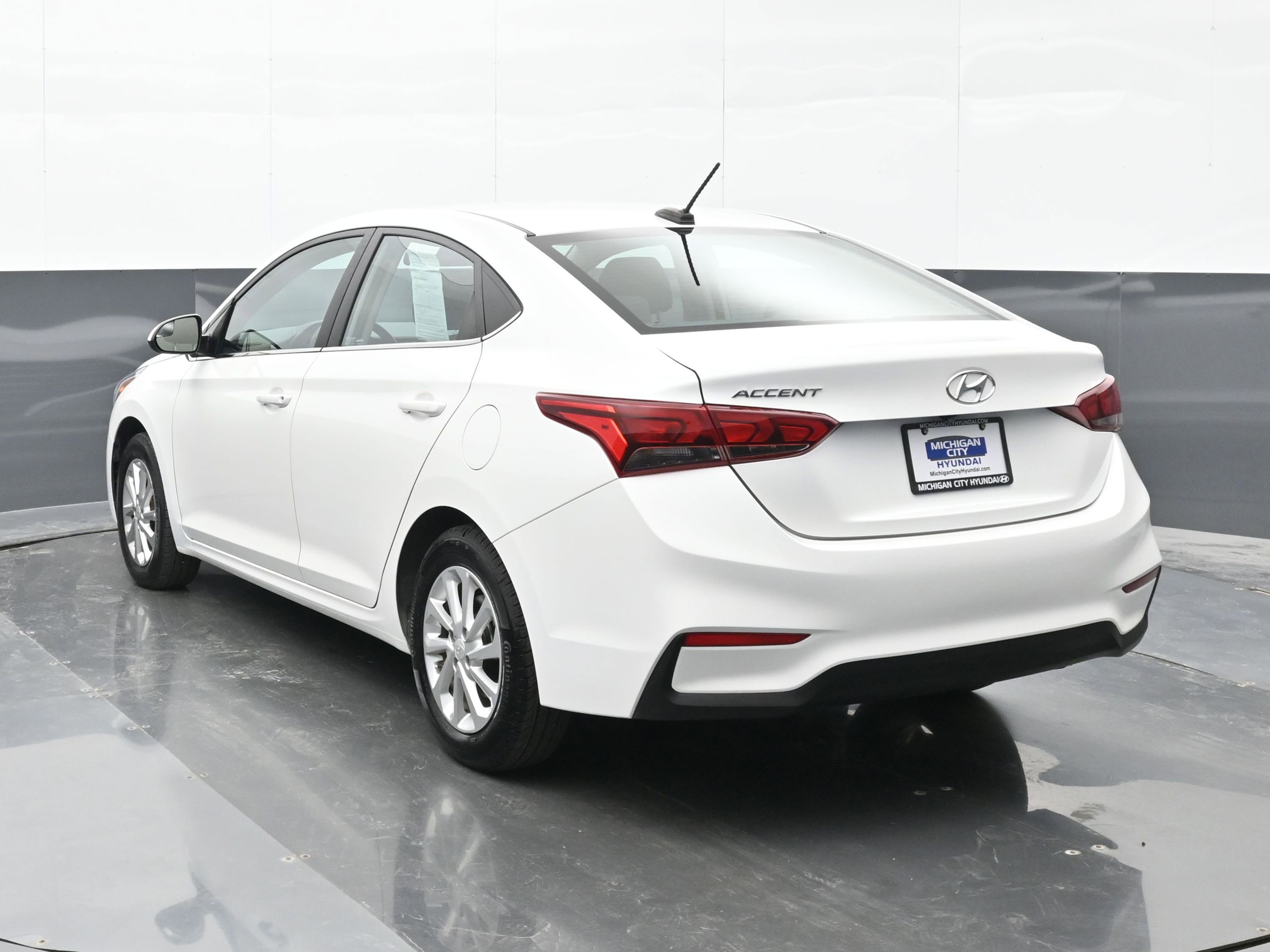 Used 2022 Hyundai Accent SEL w/ Cargo Package FWD image 2
