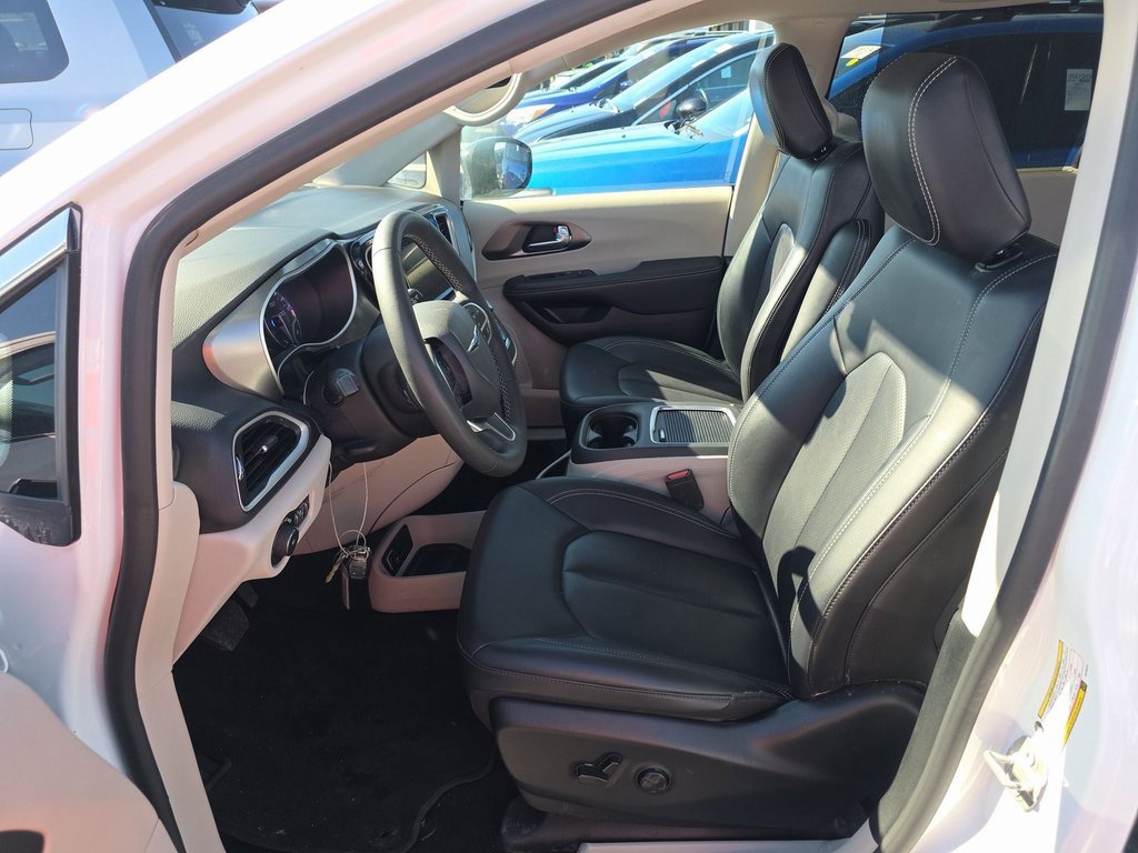 Used 2024 Chrysler Pacifica Touring-L image 55