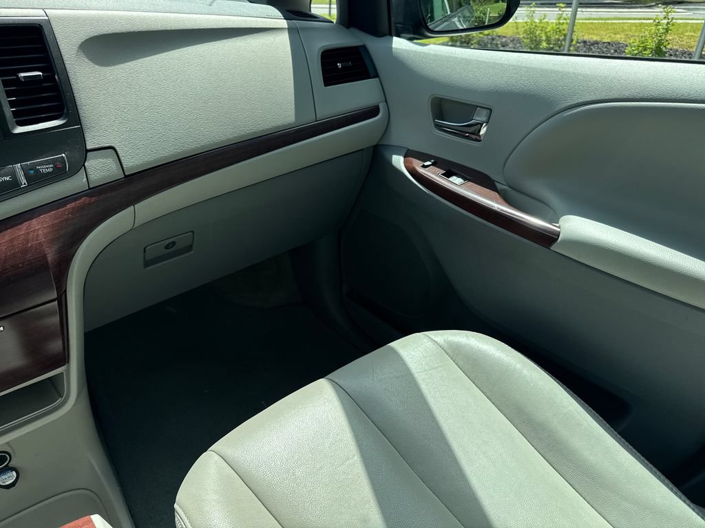 Used 2013 Toyota Sienna XLE FWD image 17