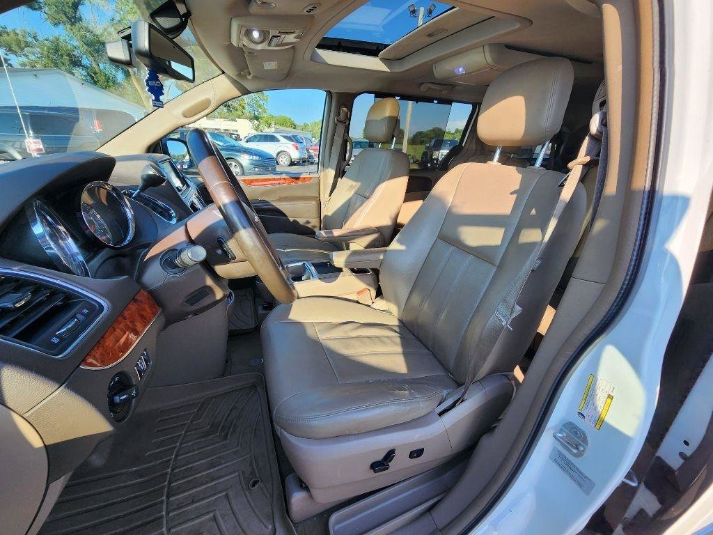 Used 2016 Chrysler Town & Country Touring-L FWD image 14