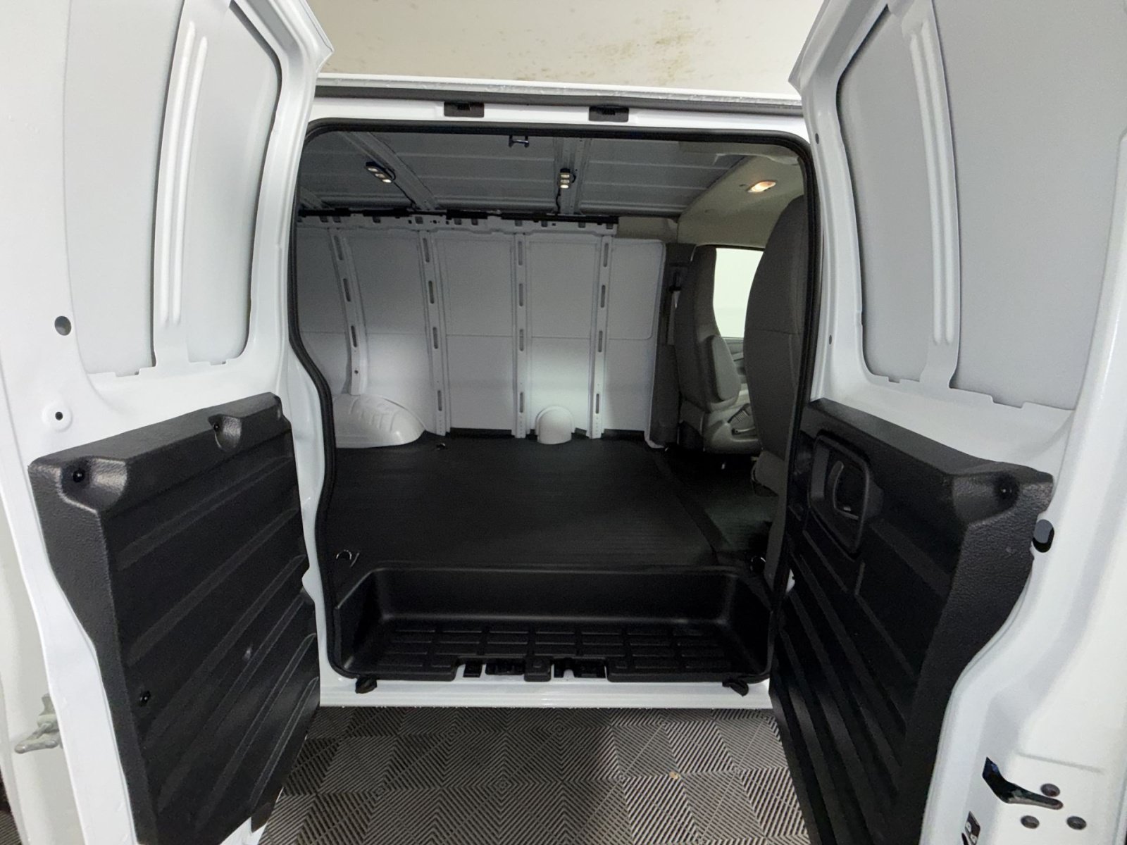 New 2026 GMC Savana 2500 w/ Driver Convenience Package RWD image 23
