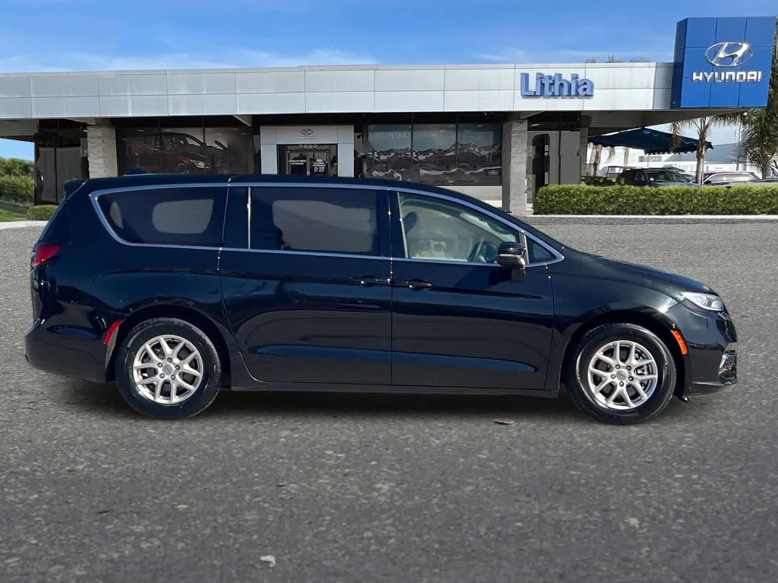 Used 2023 Chrysler Pacifica Touring-L image 9
