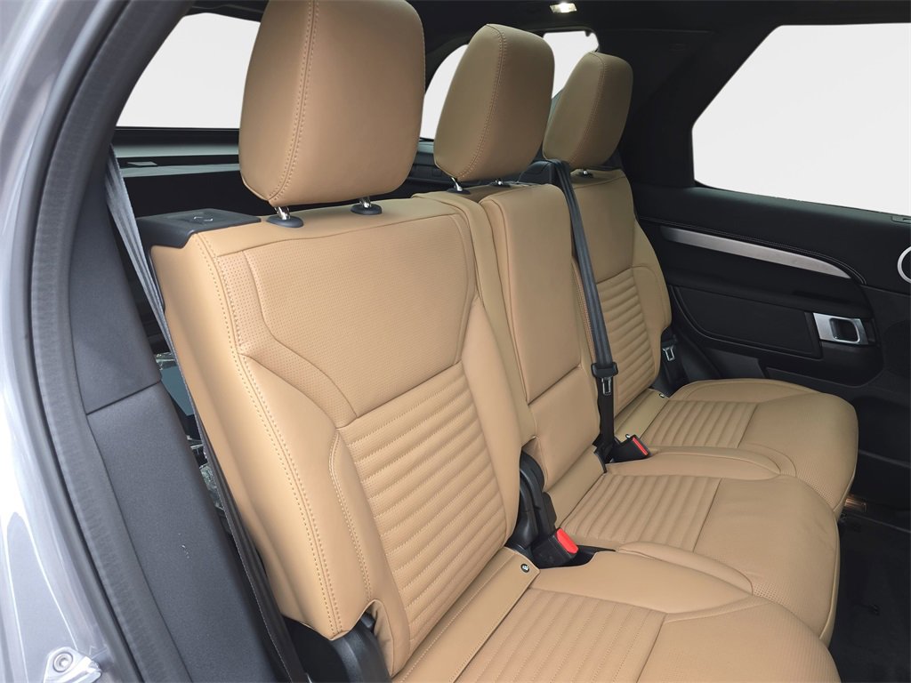 New 2026 Land Rover Discovery Dynamic SE image 12