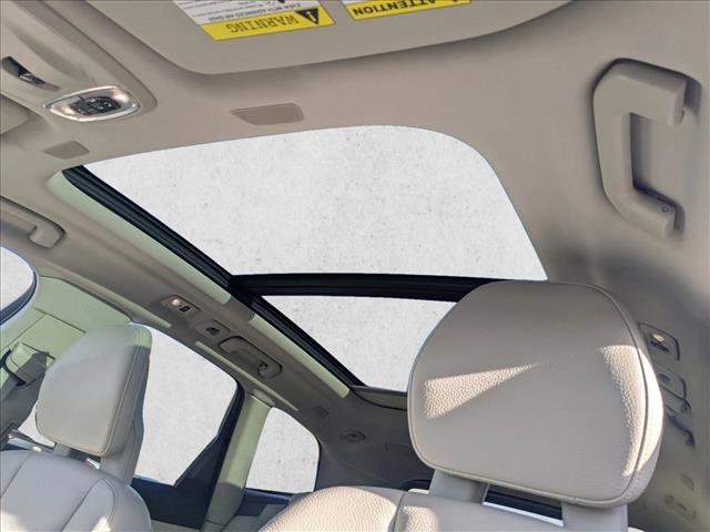 Used 2018 Volvo XC60 T8 Momentum w/ Vision Package image 18