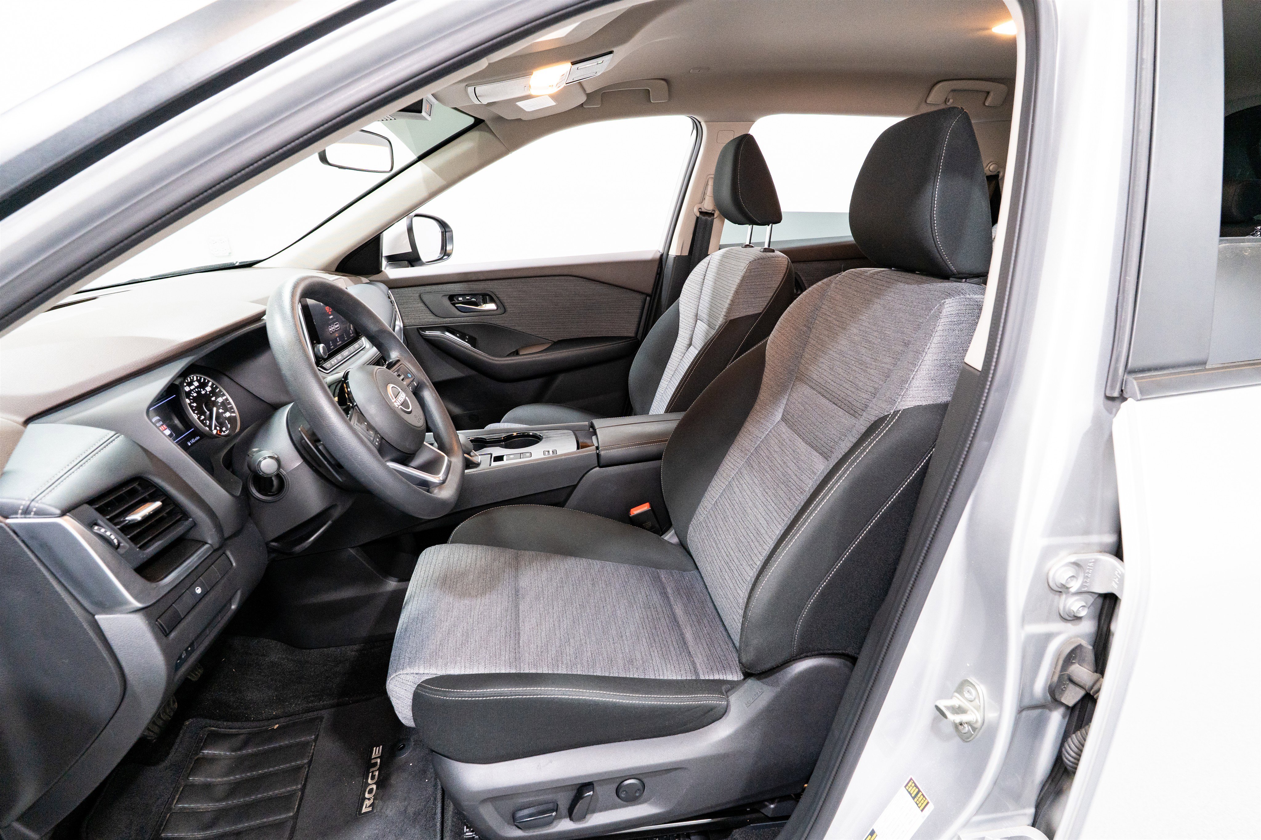 Used 2023 Nissan Rogue SV image 15