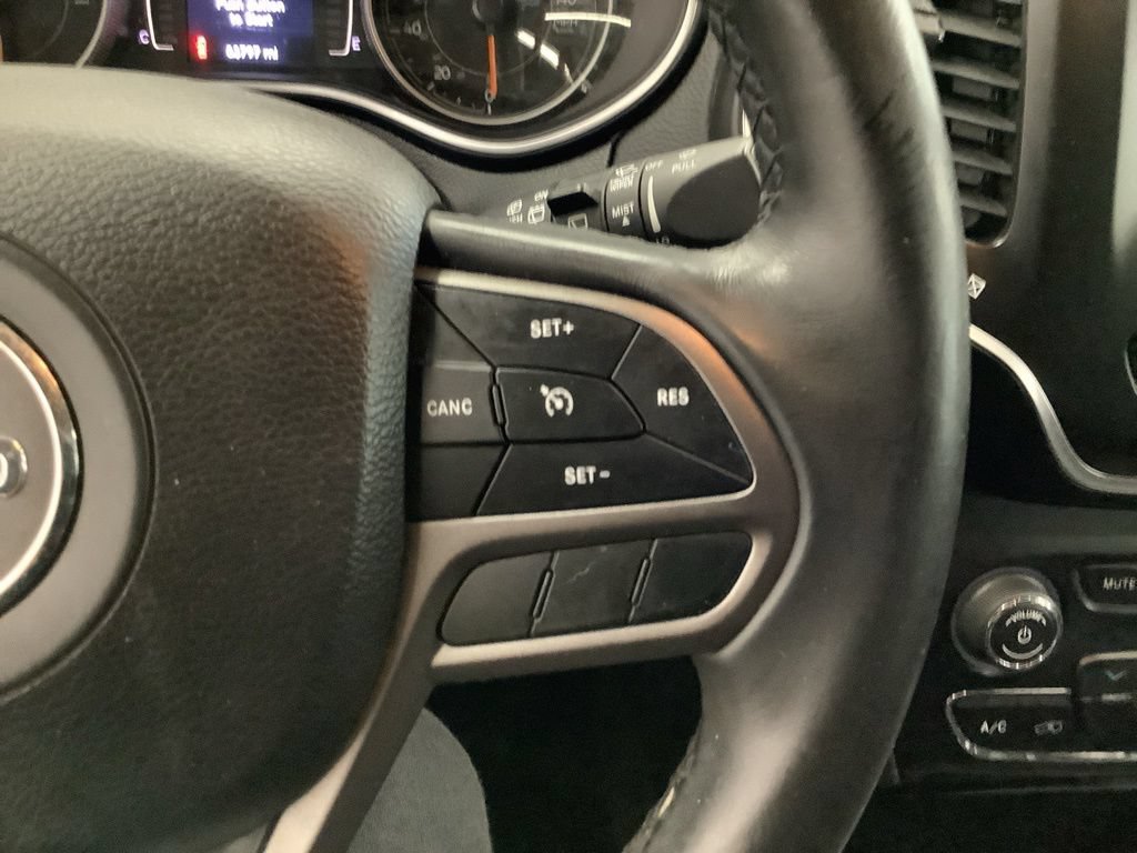 Used 2019 Jeep Cherokee Latitude Plus AWD/4WD image 11